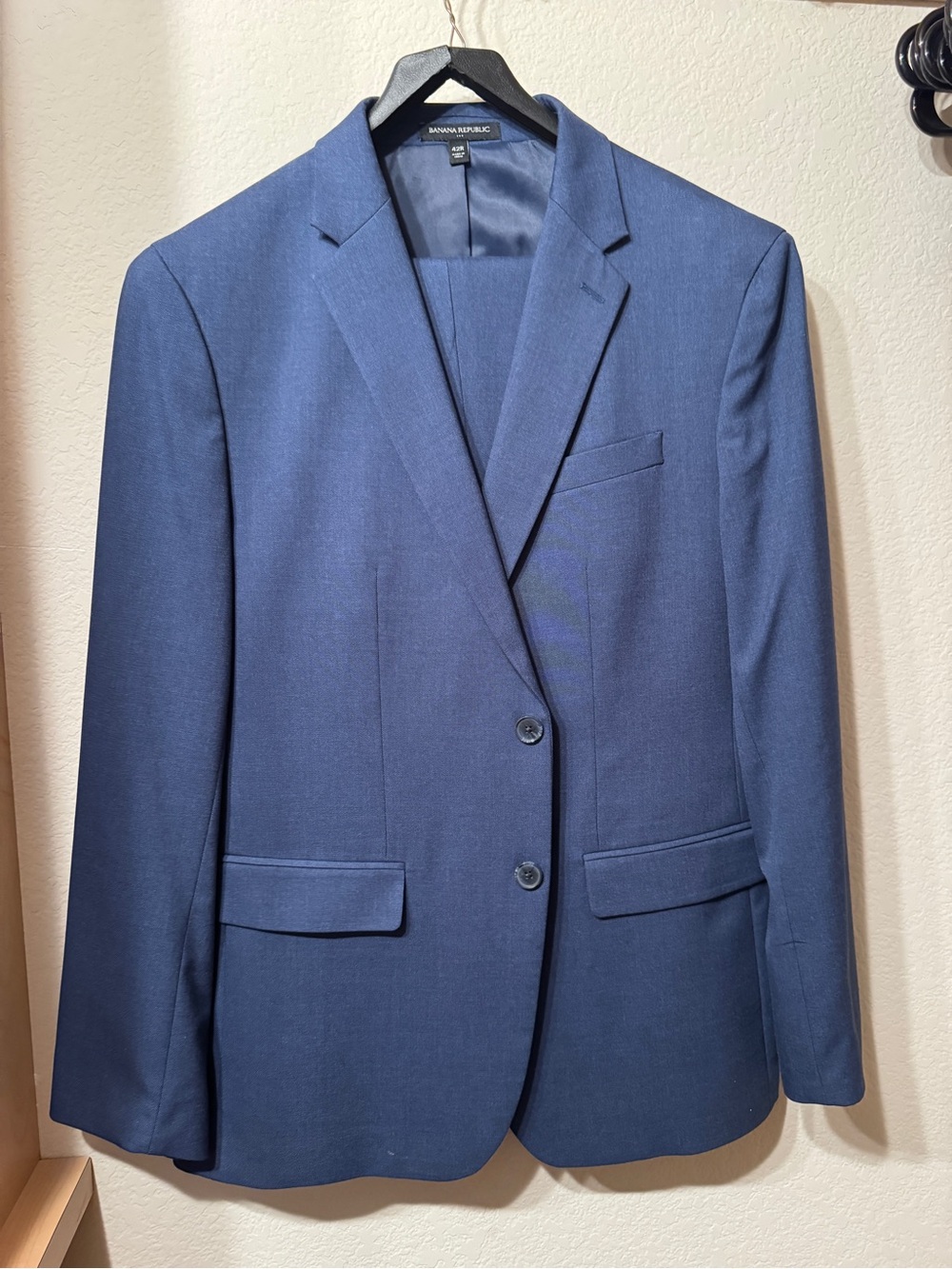 Banana Republic Men's Navy Sharkskin Suit - 42R Jacket, 33x32 Pant - Slim fit
